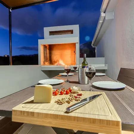 New, Modern With Hot Tub דירה