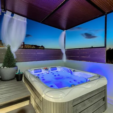 New, Modern With Hot Tub דירה