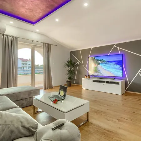 New, Modern With Hot Tub *