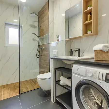 New, Modern With Hot Tub *