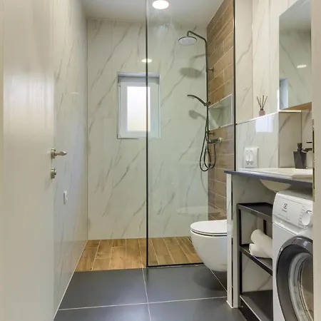 New, Modern With Hot Tub דירה פודסטראנה