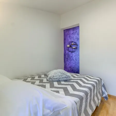 New, Modern With Hot Tub דירה