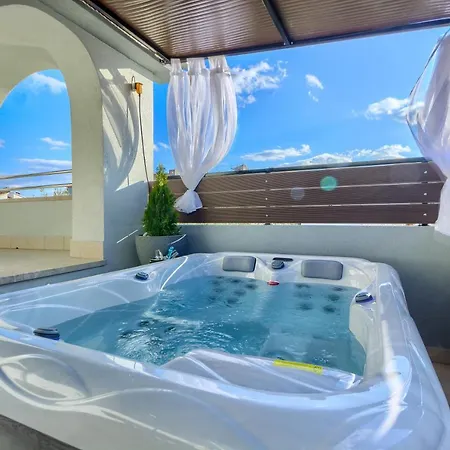 New, Modern With Hot Tub * פודסטראנה