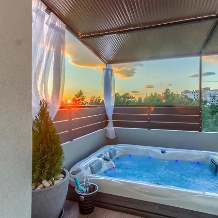 New, Modern With Hot Tub דירה פודסטראנה